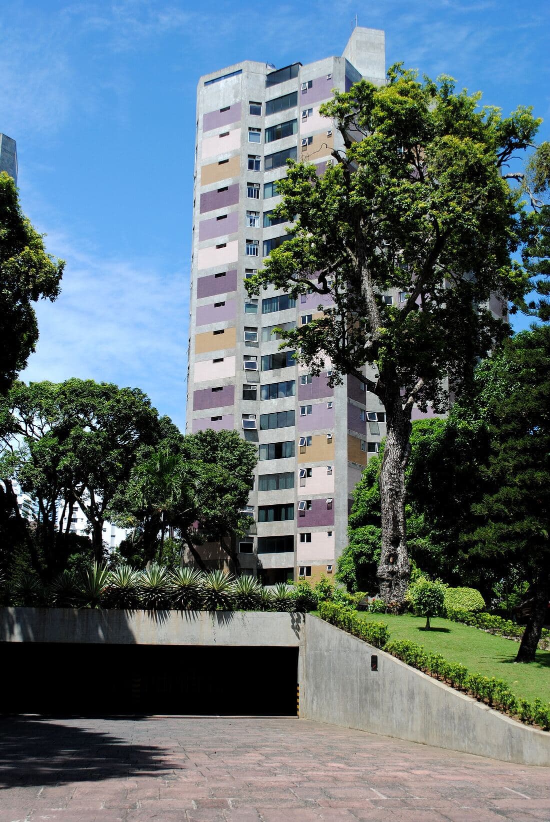 Torre residencial cercada de mangueiras em Salvador