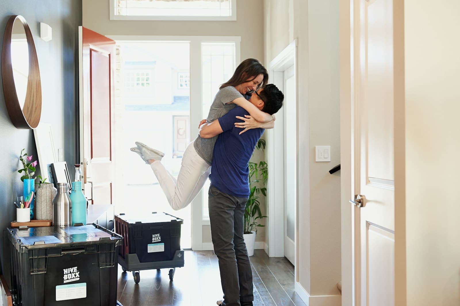 Casal se abraçando na porta da casa nova